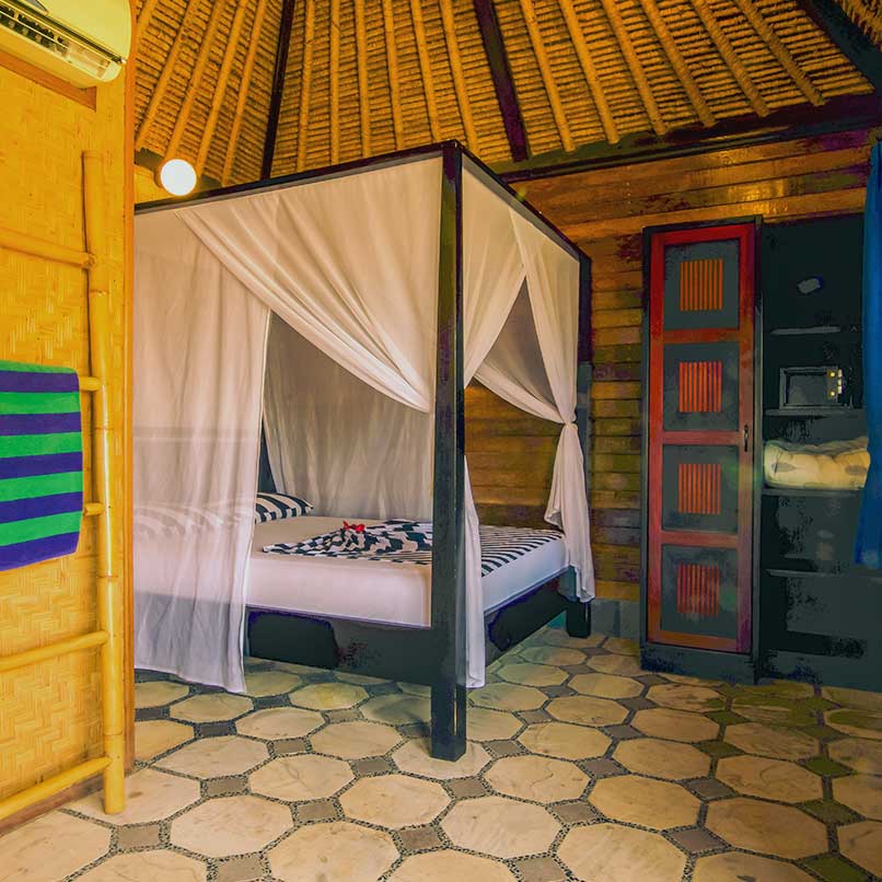 Inneneinrichtung des Bungalows mit Meerblick im Bali Villa Dive Resort.