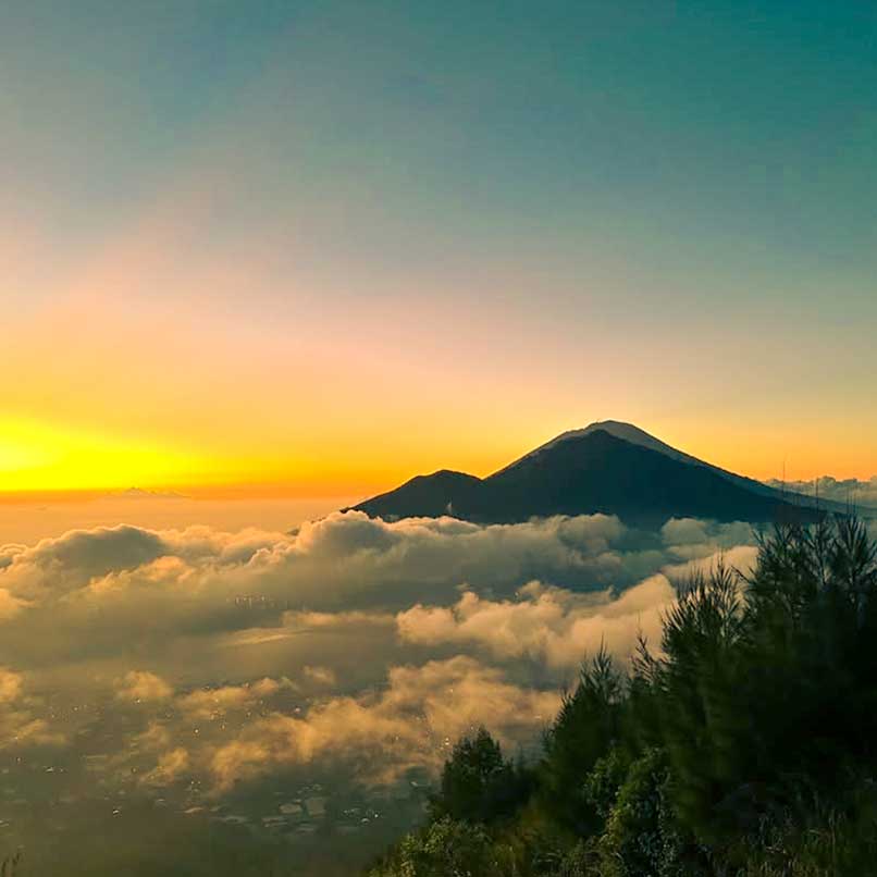 Bali Vulkan im Sonnenuntergang.