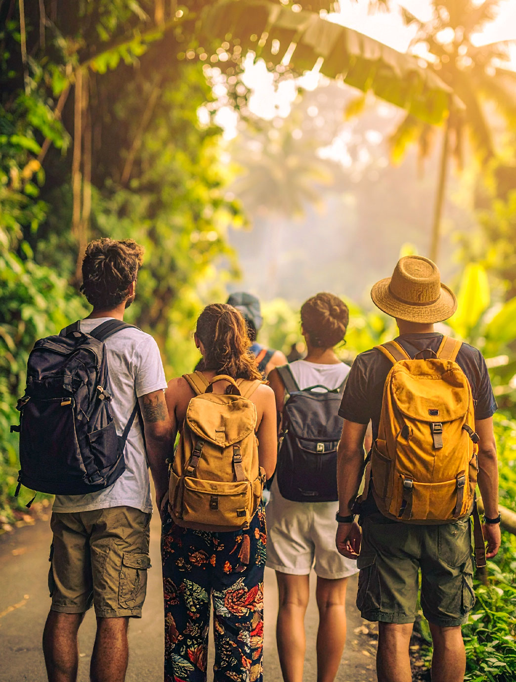 Reisegruppe bei einem Ausflug in tropischer Vegetation auf Bali.
