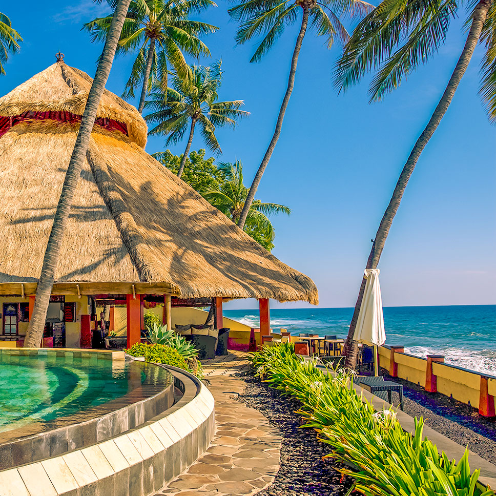 Pool Bar direkt am Meer auf Bali.