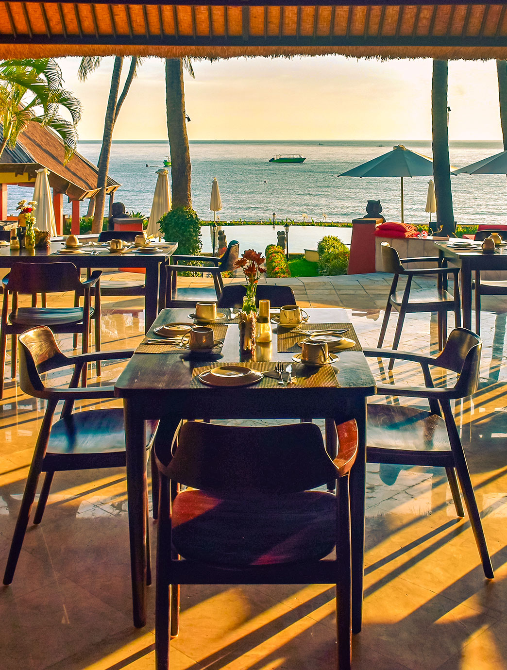 Gedeckte Tische im Meerblick-Restaurant auf Balli.