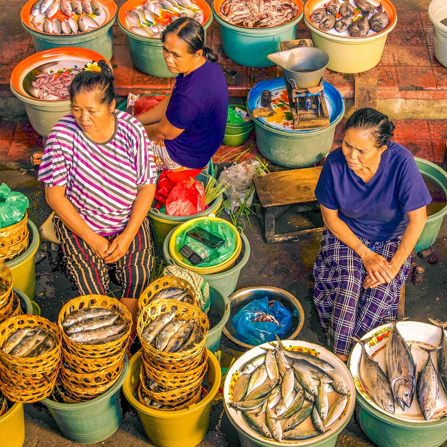 Frauen verkaufen Fisch und Gemüse auf einem Markt auf Bali.