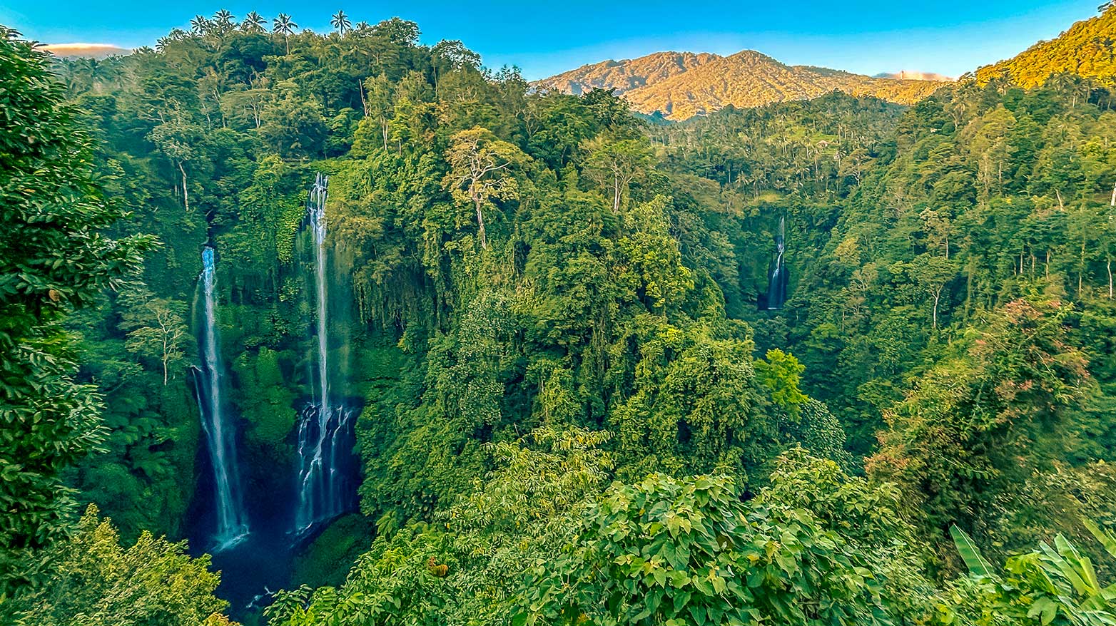 Zwei Wasserfälle im Dschungel auf Bali.