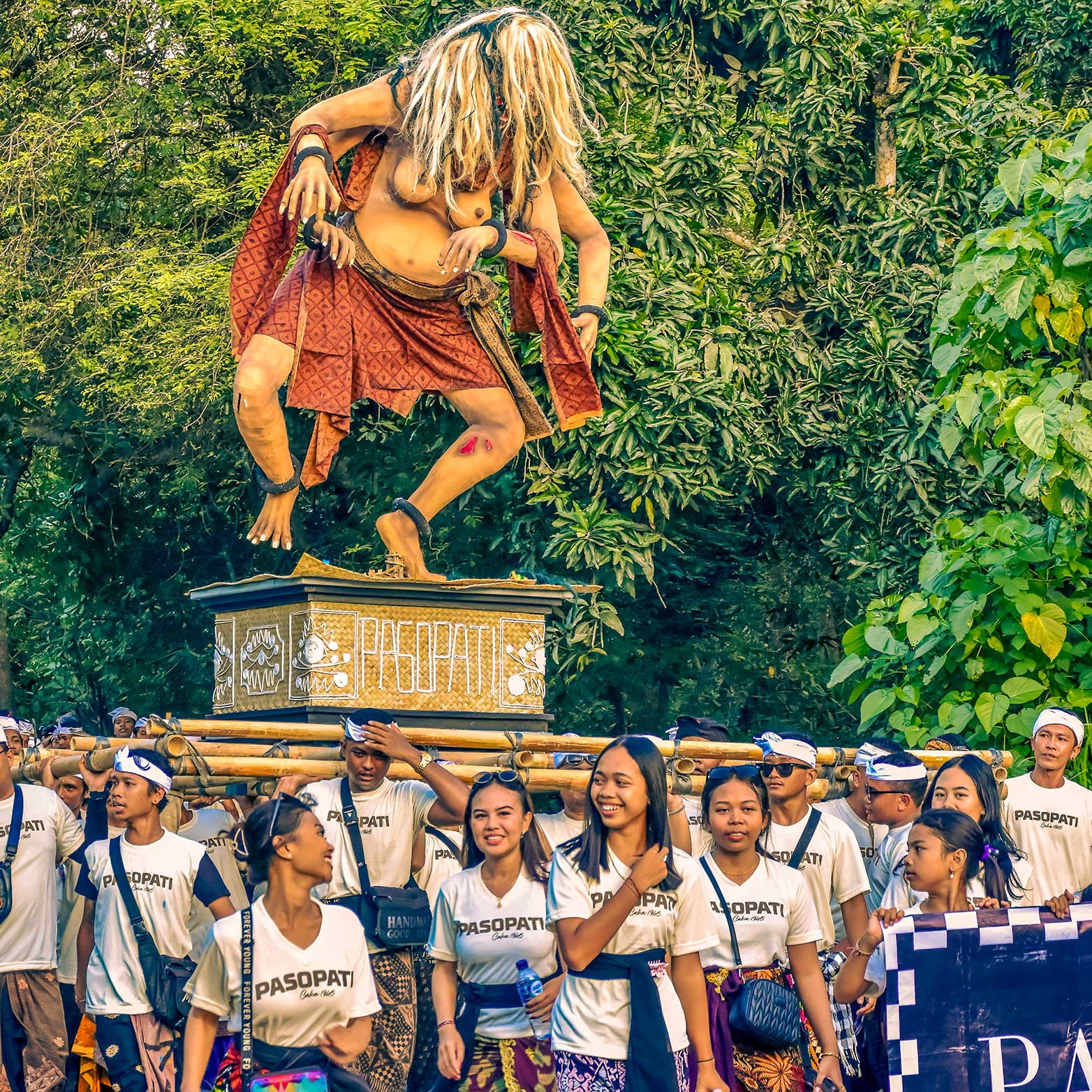 Balinesen bei einem Umzug während einer Zeremonie auf Bali.