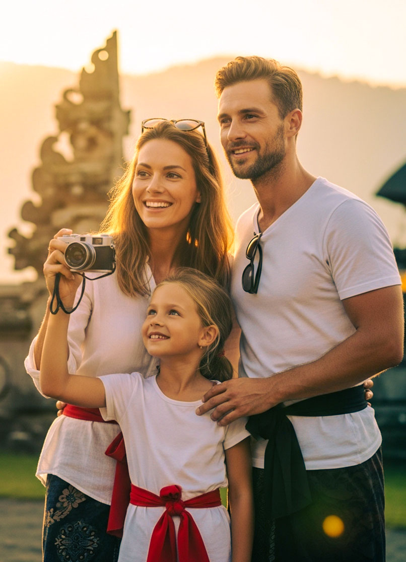 Familie bei Ausflug im Tempel auf Bali.