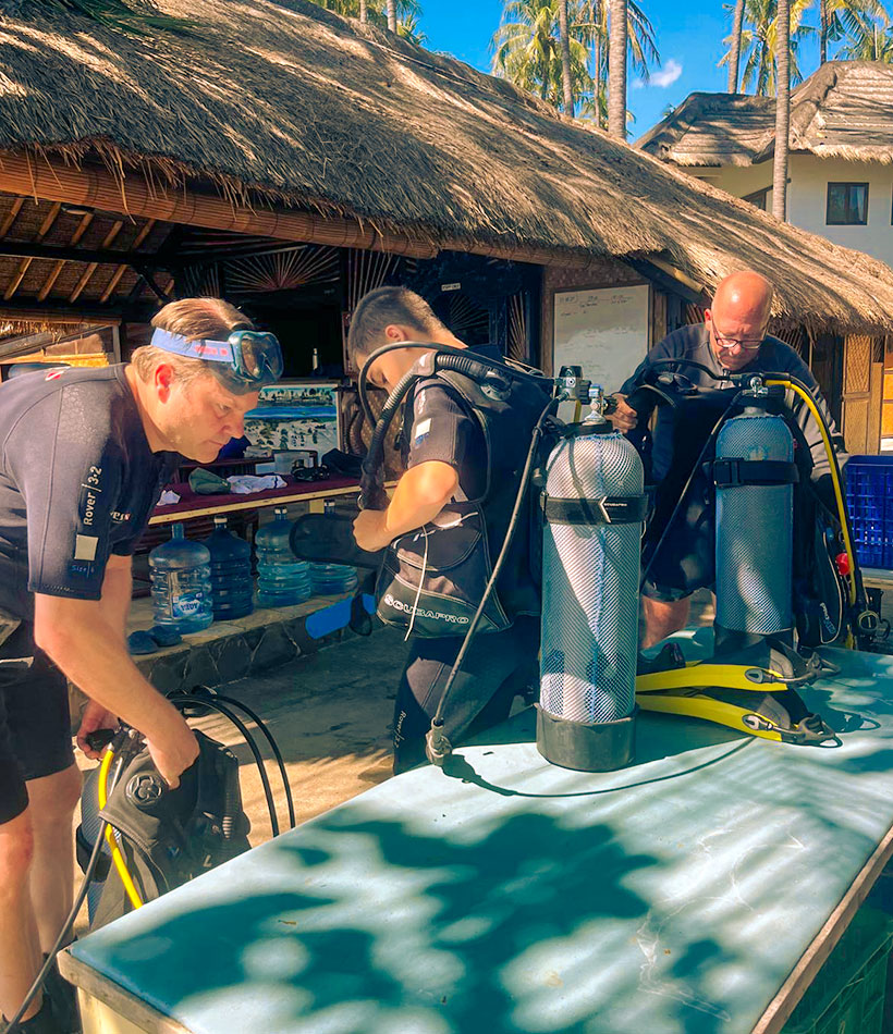 Taucher bei einem Tauchkurs im Bali Villa Dive Resort.