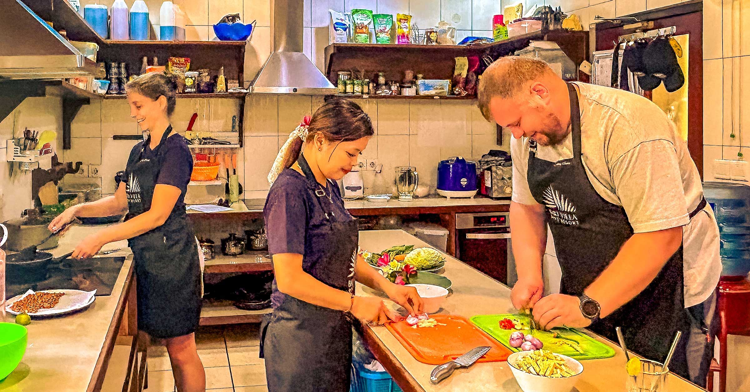 Köchinnen und Gast bei einem Kochkurs auf Bali.