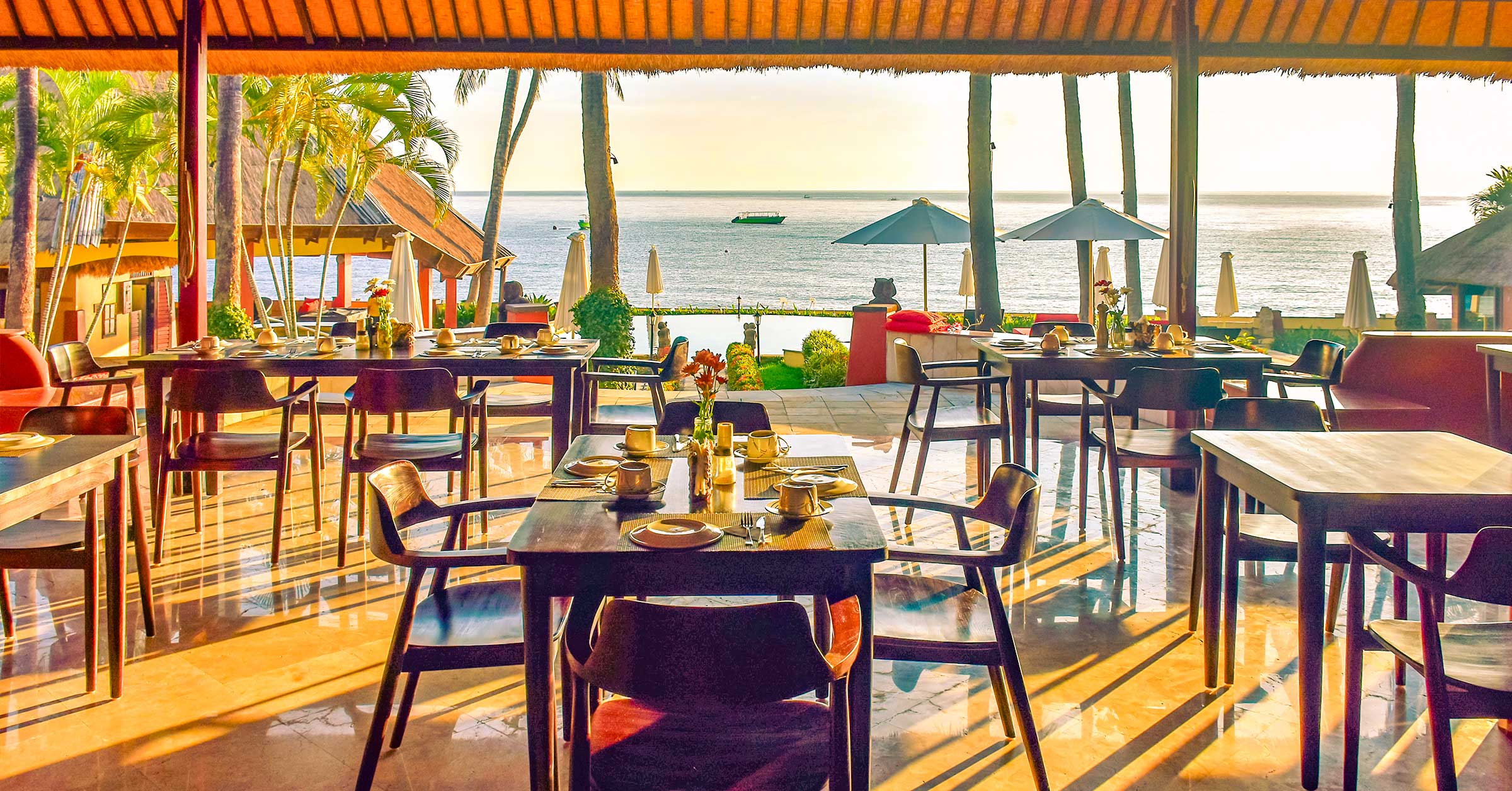 Blick vom Restaurant des Bali Villa Dive Resorts auf das Meer.