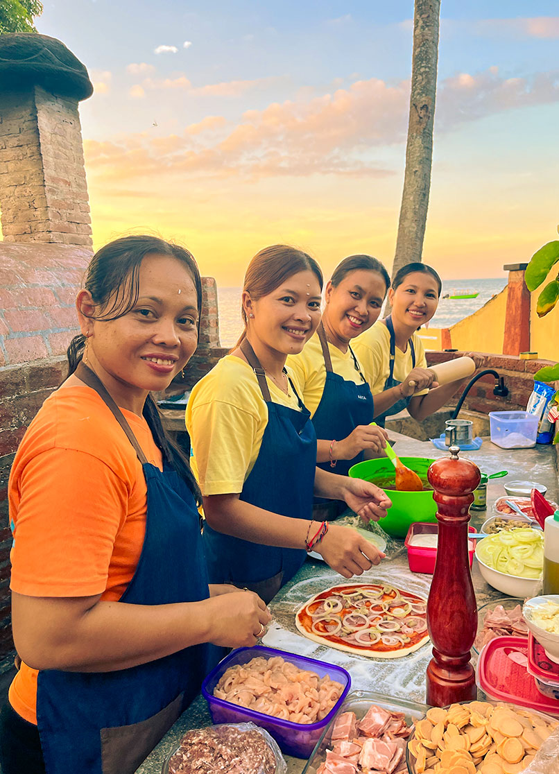 Zubereitung von frischer Pizza durch das Küchenteam des Bali Villa Dive Resort.