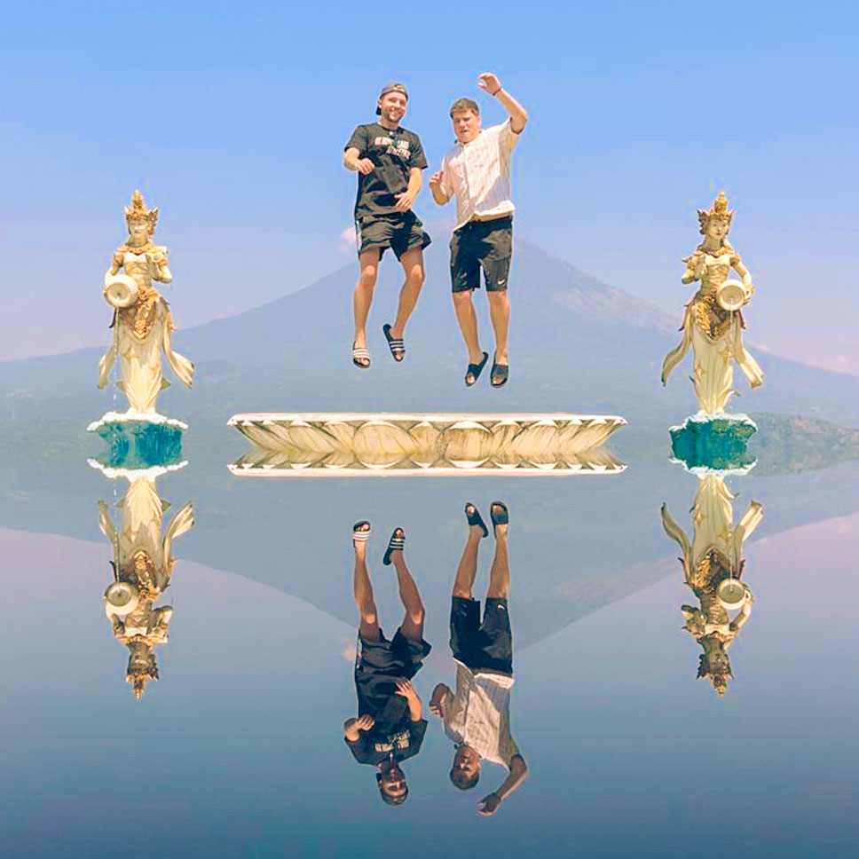 Spiegelfoto von zwei Touristen auf Bali.