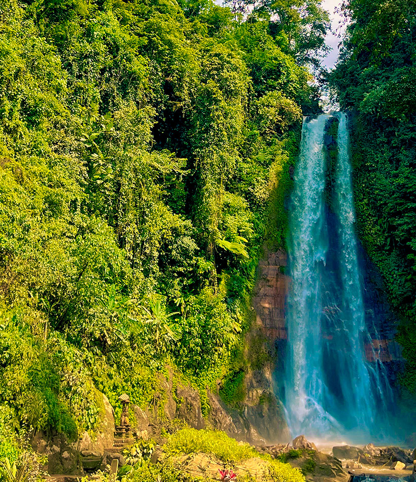 Wasserfall Les auf Bali in grüner Vegetation.